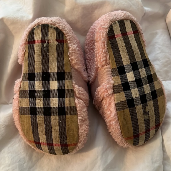 Burberry Sheepskin Infant Booties - Picture 5 of 7